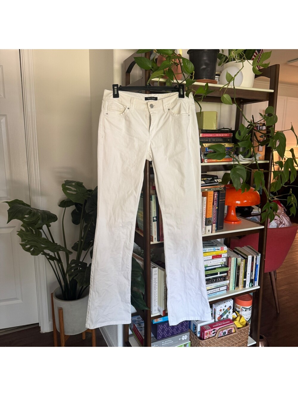White House Black Market Blanc 4R Mid Rise Bootleg Pants White Bootcut Jeans